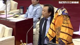 王世堅送柯文哲龍袍，新聞台資料照