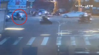 酒駕累犯！騎士綠燈定格不動遭警抓包