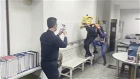 觀感,高雄,前鎮,草衙派出所,舞獅,灑錢,不雅,除夕,（圖／翻攝畫面）