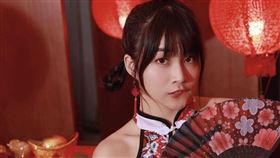 伊伊曬出火辣旗袍美照。（圖／翻攝自陳伊IG）