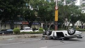 ▲台北市北投大業路、大興路口，雙門保時捷翻得四腳朝天。（圖／翻攝畫面）