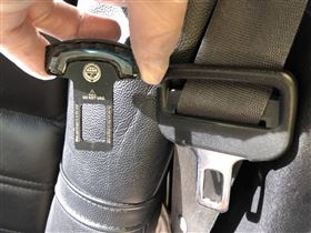 ▲不少不想繫安全帶的駕駛，會在插槽扣上「安全帶消音扣」，聽不到就當不知道。（圖／警方提供）