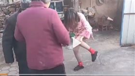 河北,過年,長輩,褲襪,尷尬（圖／翻攝自沸點視頻微博）