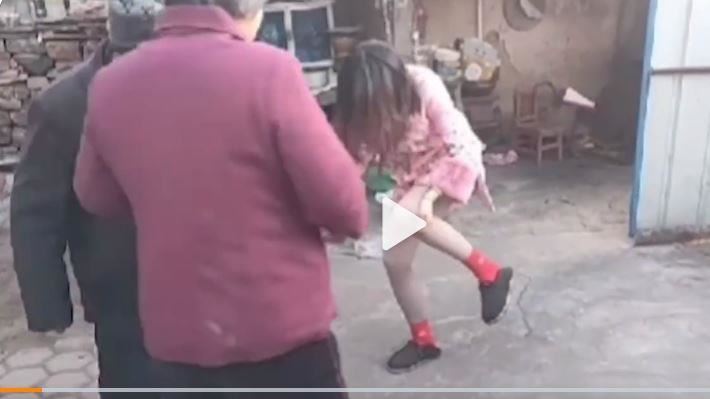 正妹秀美腿「被長輩逼換衣」一看崩潰