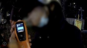 ▲台北市文山區一便當店翁姓老闆乖乖接受酒測，酒測值超標，才坦承喝了2罐啤酒，僥倖以為沒事，酒駕騎車。（圖／翻攝畫面）