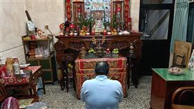 春節失聯5日徐女電話報平安 協尋網友鬆口氣徐姓女子日前在嘉義火車站下車後失聯，徐父求助嘉義縣朴子市文化里長楊石旭，透過臉書協尋，徐女2日打電話報平安。圖為徐父下跪祈求神明保祐的畫面。（楊石旭提供）中央社記者黃國芳傳真  111年2月2日