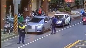 ▲網友發文，新北市板橋長江路二段一棟社區大樓，被一輛銀色違停轎車擋住停車場，整棟樓車輛都無法進出，大家都在等車主，警方到場後找到車主，要求移置並依法舉發。（圖／翻攝畫面）