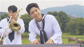 朴寶劍近日再度登上海軍Youtube，帥氣彈奏鋼琴。(圖／翻攝自 RepublicOfKoreaNavy　Youtube）