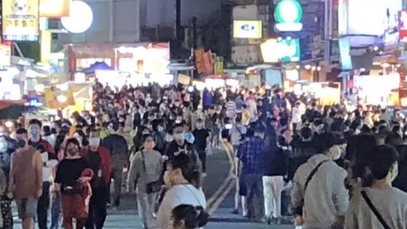 人潮爆滿！墾丁大街如「沙丁魚罐頭」