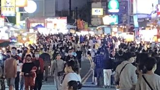 人潮爆滿！墾丁大街如「沙丁魚罐頭」