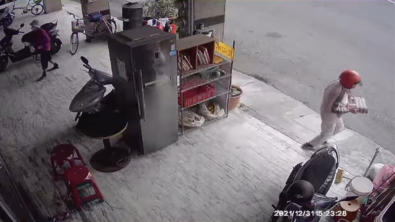 愛心冰箱站被洗劫！高雄女搬走整盒蛋