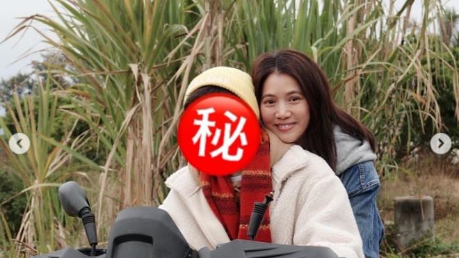 袁詠儀15歲兒正面曝光　顏值不輸媽