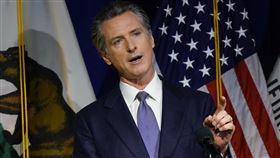 加州州長紐松出席7萬人群聚的美式足球賽，被發現沒戴口罩。（圖／美聯社／達志影像）