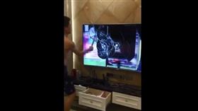 中國男足1日以1比3輸給越南，引發中國球迷崩潰，有人怒砸電視。（圖／翻攝自微博）