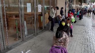 新北疫苗不放假　民眾清晨搶排莫德納