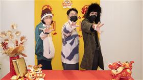 YELLOW黃宣(右)、李權哲(左)、LINION(中)主持虎年過年特別節目寫春聯送給聽眾。