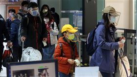 疫情升溫　年節返鄉民眾提高警覺春節連假第2天，民眾在30日小年夜陸續搭車返鄉過節，因本土疫情升溫，民眾搭乘大眾交通運輸工具警覺性都提高，除了口罩，還戴上面罩多一層防護。中央社記者郭日曉攝  111年1月30日