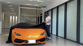 ▲在淡金公路發生自撞車禍的藍寶堅尼車主蕭姓男子，平時是健身教練，2021年12月29日才交車，當時蕭男寫下「希望你是一匹能夠陪我很久的鬥牛」（圖／翻攝自IG）