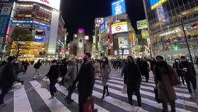 日本新增確診7萬8128例  大型疫苗接種中心將啟動日本全境COVID-19（2019冠狀病毒疾病）疫情延燒，30日新增確診病例7萬8128例，創週日新高紀錄。圖為東京澀谷車站前，街頭電子看板（右上）寫著29日新增確診首度逾8萬例。中央社記者楊明珠東京攝  111年1月31日