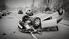 護欄,匝道,車禍,翻車,台北,南京西路,（示意圖／pixabay）