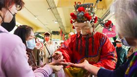 過新年　財神爺上街發金幣（2）因應農曆春節將至，台北建國花市23日有商家推出應景的財神爺宣傳造勢，沿街發放金幣樣式的糖果給民眾增添喜氣，吸引民眾爭相索取。中央社記者王騰毅攝  111年1月23日