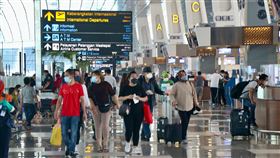 印尼台商僑民8日搭包機返台受疫情影響而滯留印尼的台商及僑胞8日下午將搭乘印尼航空的包機返台，是印尼這波疫情升溫後首班返鄉包機。圖為8日雅加達國際機場。中央社記者石秀娟雅加達攝  110年8月8日