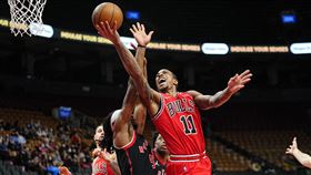 ▲德羅森（DeMar DeRozan）投進追平分，公牛延長賽不敵暴龍。（圖／路透社／達志影像）