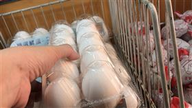 ▲全台缺雞蛋，老家在南部的網友從小百貨店買到2盒雞蛋，開心「南蛋北送」搭高鐵回台北。（圖／當事人提供）