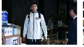 趙睿穿美國隊服離開飯店，當時引起中國網友踏伐。（圖／翻攝自網路）