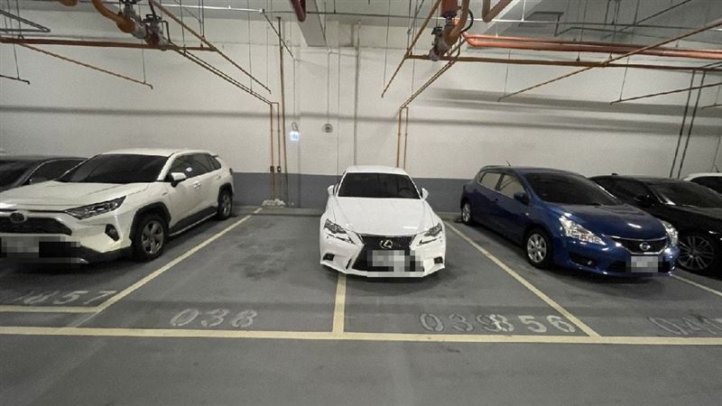 佔2車格被酸：這車很貴？真相打腫臉