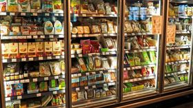 ▲只要食物保存環境條件符合，不少食物就算過期了還是能繼續食用。冷凍櫃 冰櫃 冰箱 飲料陳列櫃（示意圖／pixabay）