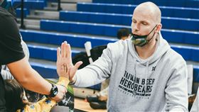 台啤英熊洋將籃波未有登錄出賽紀錄因傷勢隨即返家。（圖／台啤英熊提供）