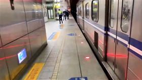 ▲台鐵新左營站婦人掉落月台時，區間車正好進站，躲進避車溝，保住一命。（圖／翻攝畫面）