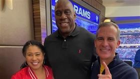 洛杉磯市長沒戴口罩與魔術強森合影（圖／翻攝自魔術強森推特）