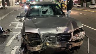 機車疑突衝出路口　賓士煞不住撞上