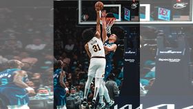 ▲騎士中鋒艾倫（Jarrett Allen）隔扣黃蜂中鋒。（圖／翻攝自騎士推特）