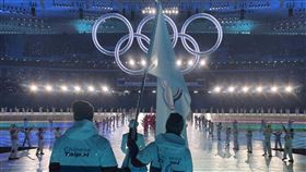 北京冬奧開幕 台灣代表團進場北京冬季奧運4日舉行開幕式，台灣代表團由黃郁婷（右）與何秉睿（左）掌旗，排在第11位進場。（中華奧會提供）中央社記者吳協昌傳真 111年2月4日