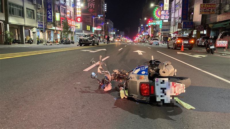 賓士碰撞機車滿地碎片　騎士傷重不治
