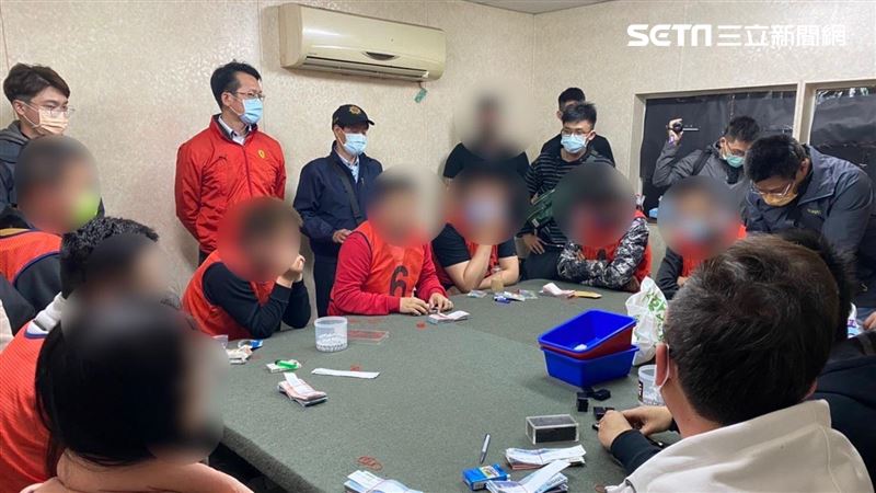 來喝飲料了！警扮外送員上門賭客傻眼