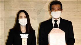 松田聖子雙眼哭腫現身，淚崩捧愛女牌位與前夫神田正輝「一家三口合照」。（圖／翻攝自Sponichi Annex 推特）