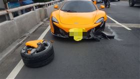 ▲台北市士林區福林橋發生超跑車或，一輛麥拉倫疑似車主不熟悉性能，閃避中央分島時自撞車禍。（圖／翻攝畫面）
