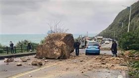 基隆外木山2巨石砸車道，休旅車驚險閃過。(圖／翻攝畫面）
