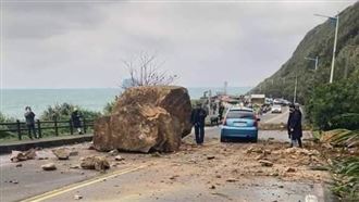 外木山40噸巨石砸車道　驚險畫面曝