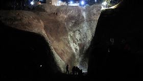 男童墜落廢棄深井，救難人員試圖救援。（圖／美聯社／達志影像）