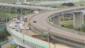 台64五股段砂石車橫躺。　取自臉書我是五股人