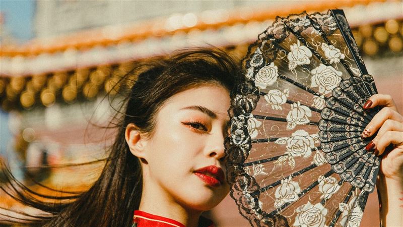 安迪愛女不藏了　大紅旗袍側身炸豪乳