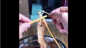 織麵條圍巾 泡麵麵條 竹筷  翻攝自Dcaed