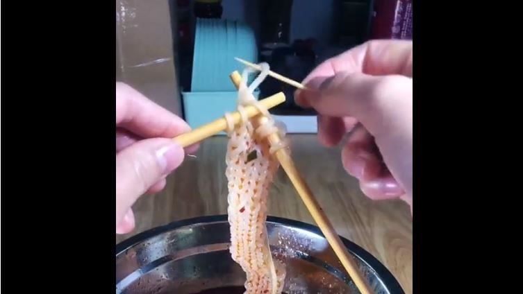 泡麵不吃織「圍巾」　網笑：吃飽太閒