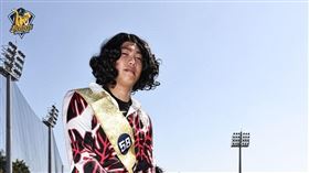 ▲中信兄弟呂彥青菜鳥日變裝。（圖／中信兄弟球團提供）