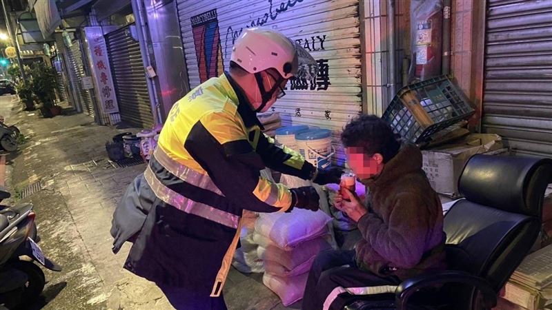 男飢寒交迫蜷縮椅上過年　警暖心安置